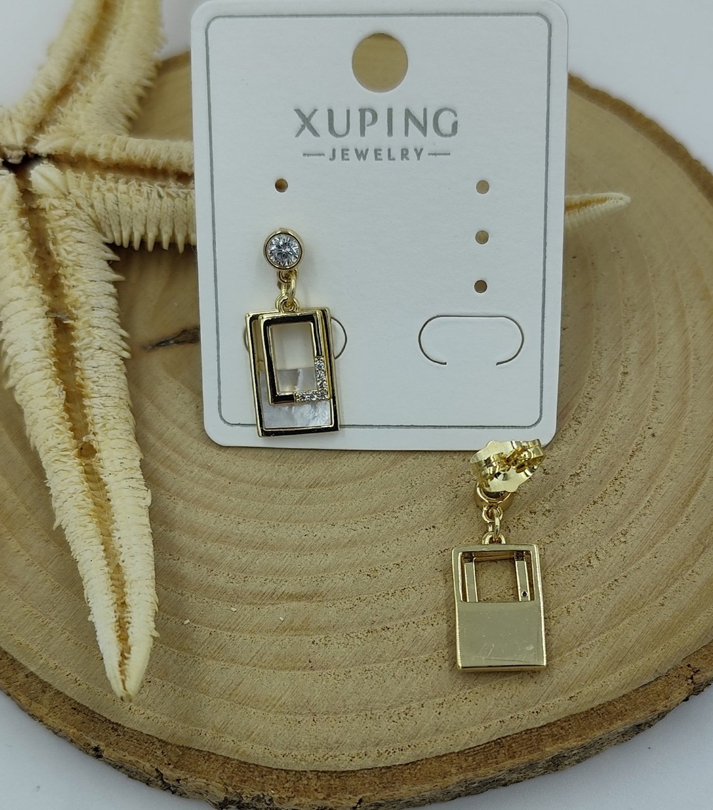 14 K Taş Detaylı Minik Kare Küpe