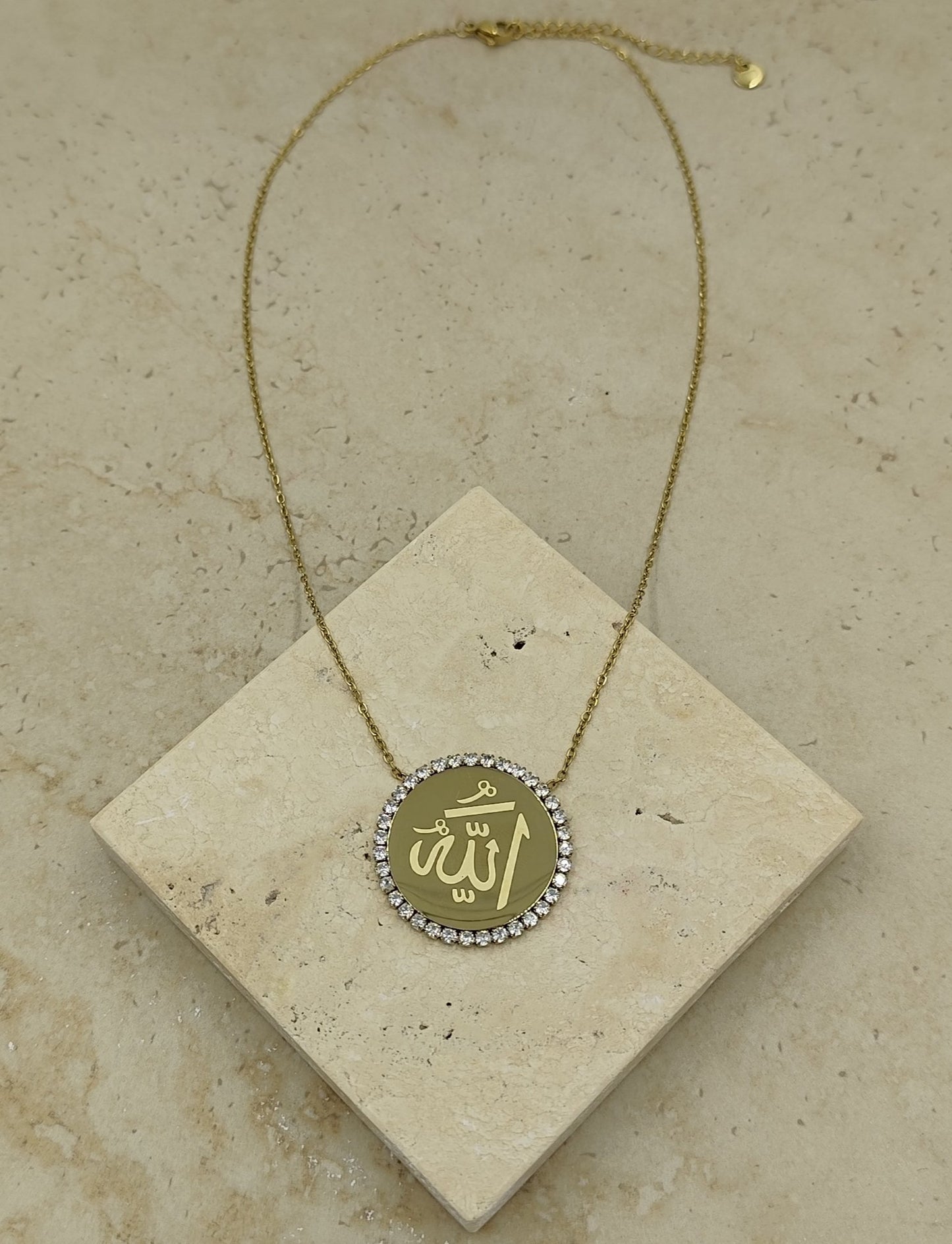 Çevresi Taşla Çevrili Gold Plaka Üstünde Allah Yazılı Çelik Kolye