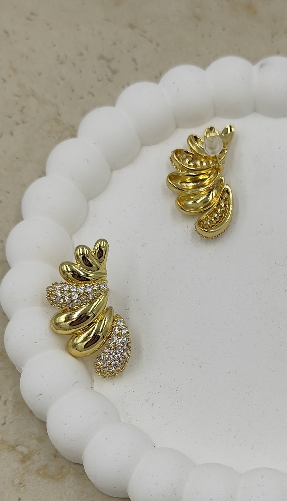 Taş Detaylı Sıralı Su Damlası Küpe Gold