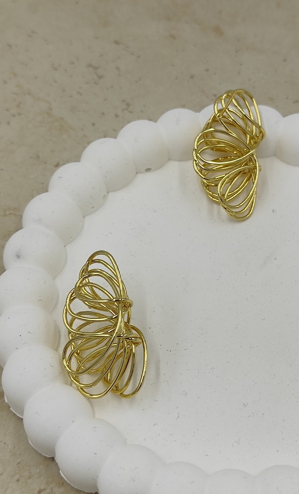 Gold Renkte Tel Görünümlü Küpe