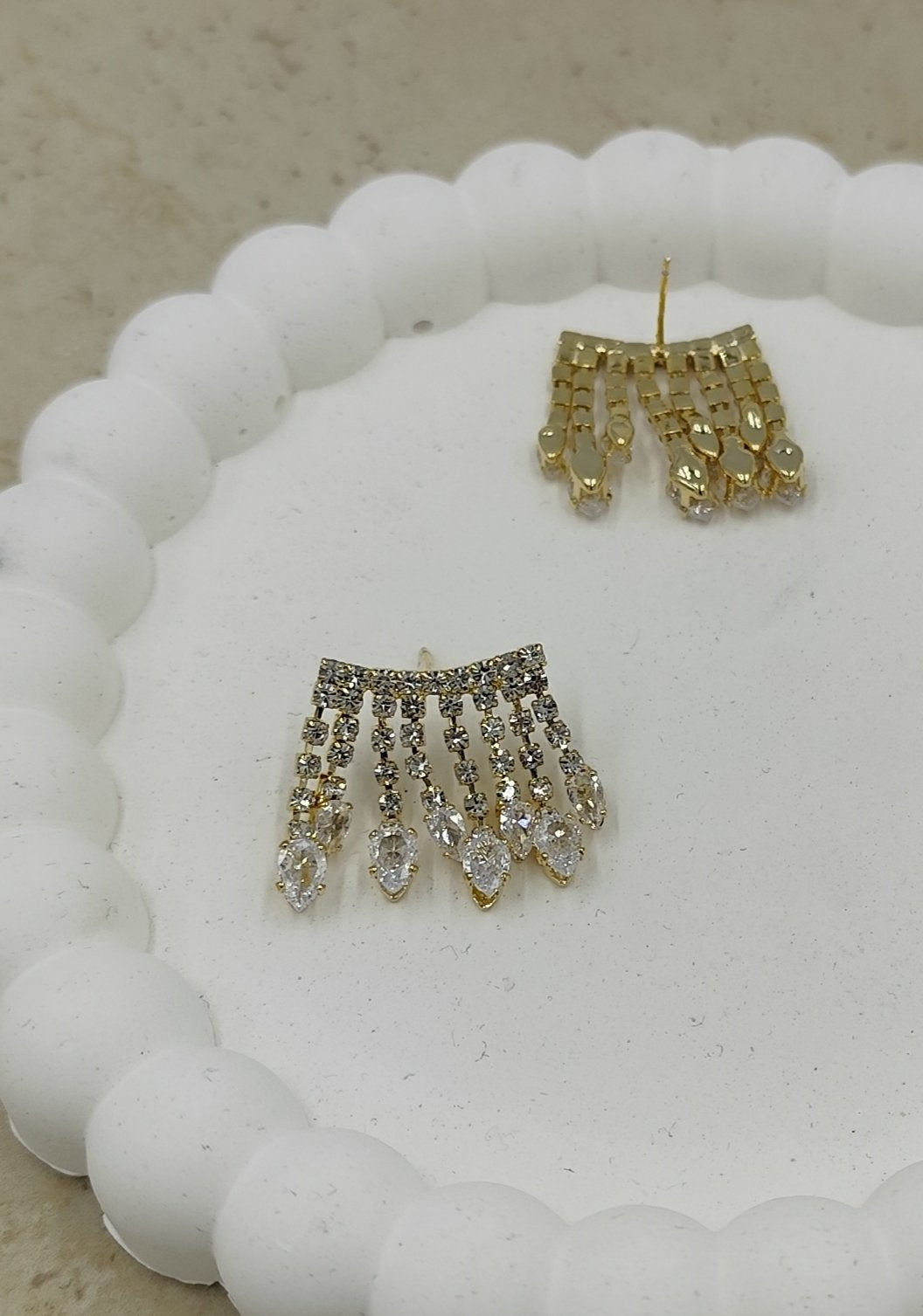 Gold Renkte Taş Detaylı Sallantılı Küpe