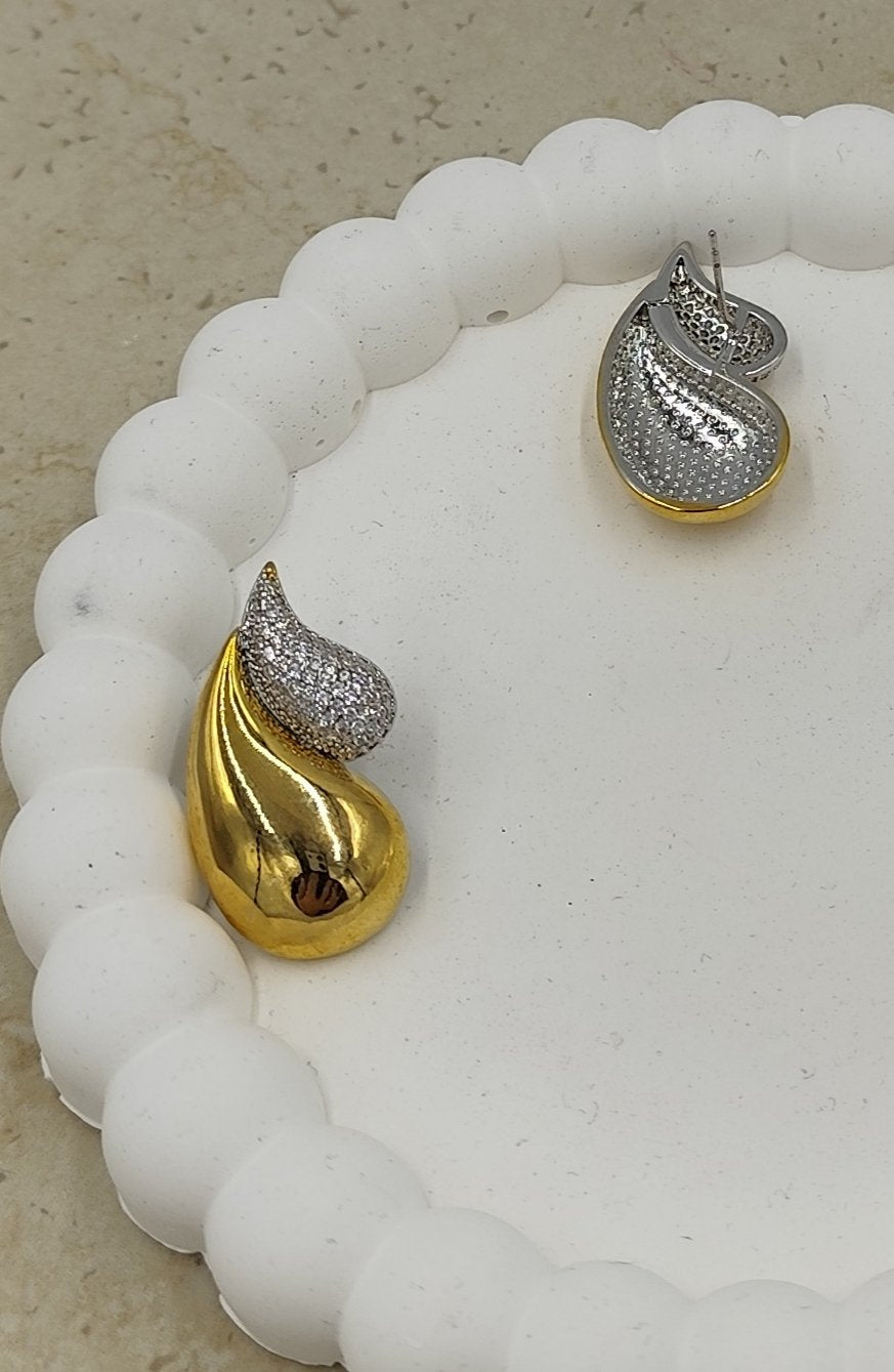 Yarı Taşlı Yarısı Sade Su Damlası Gold Küpe