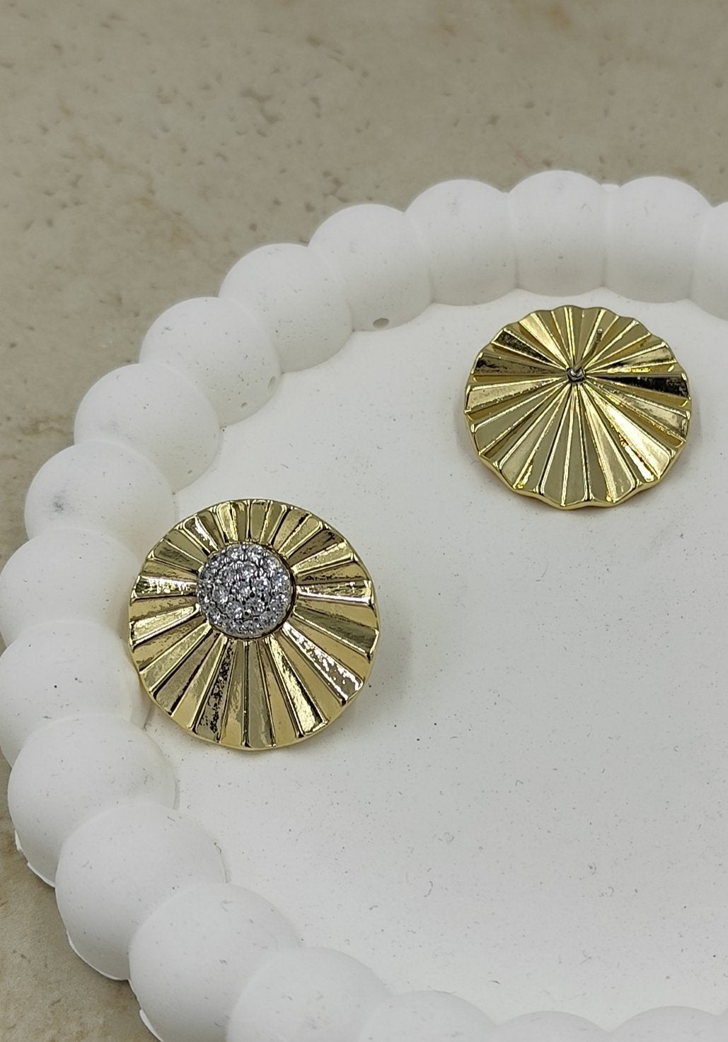 Taş Detaylı Yuvarlak Küpe Gold