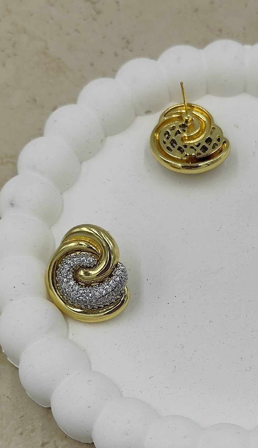 İç içe Geçmiş Taş Detaylı Sarmal Küpe Gold