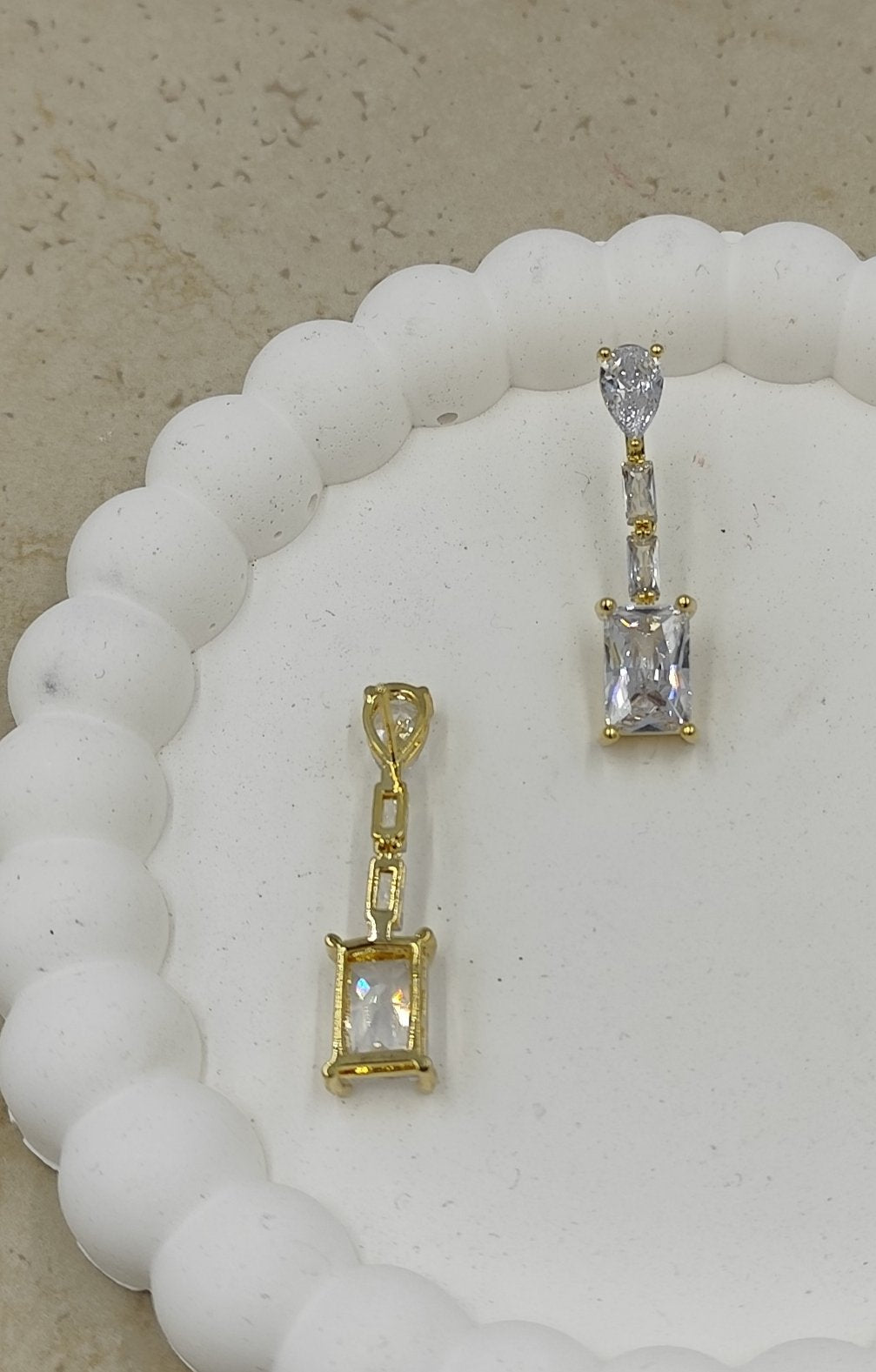 Geometrik Taşlardan Oluşan Sallantılı Küpe Gold