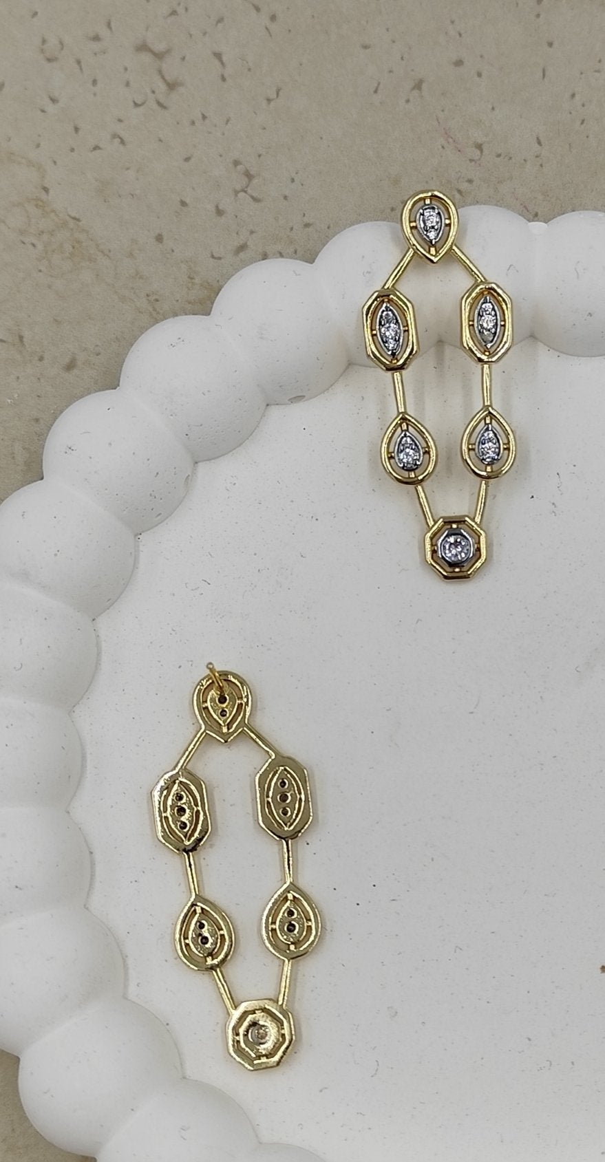 Taş Detaylı Gold Küpe