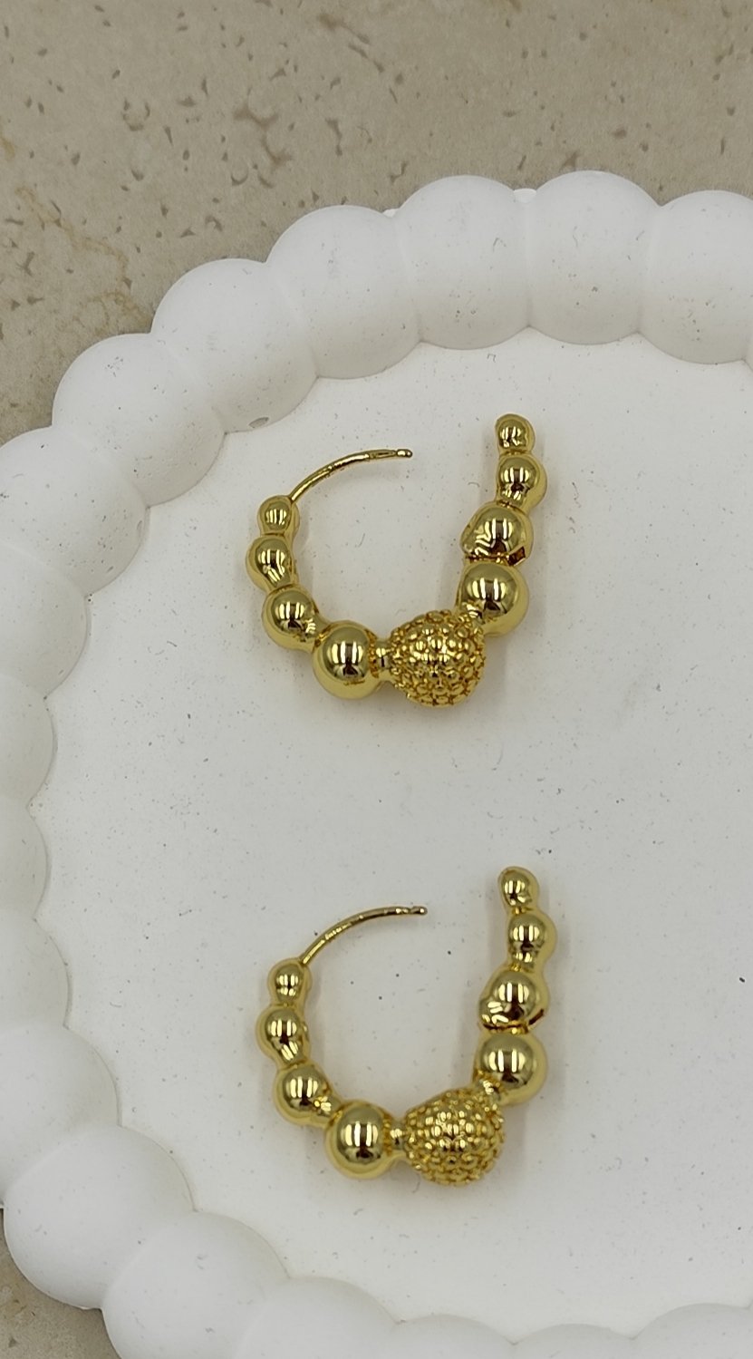Gold Renkte Topçuklardan Oluşan Halka Küpe
