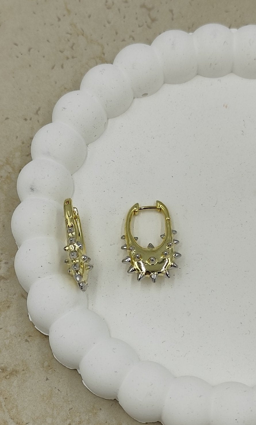 Gold Renkte Üstüne Gümüş Renkte Dikenler Yapılmış Halka Küpe