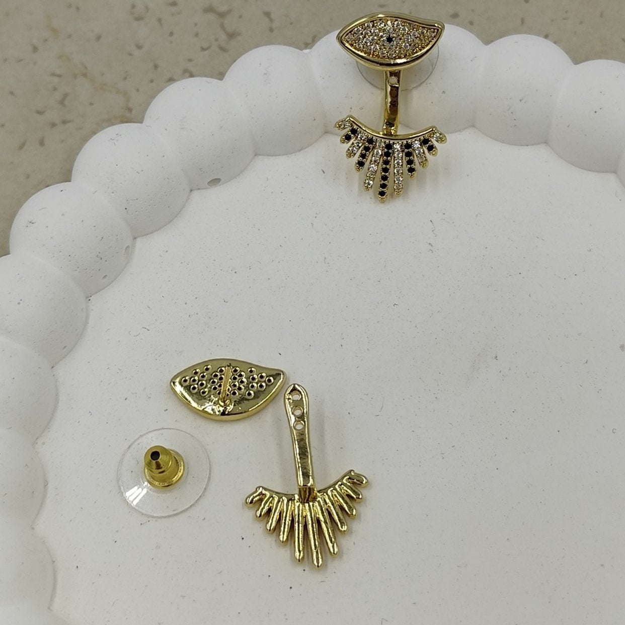 Taş Detaylı Göz Küpe Gold (Arkası Kademeli Ayarlanabilir)