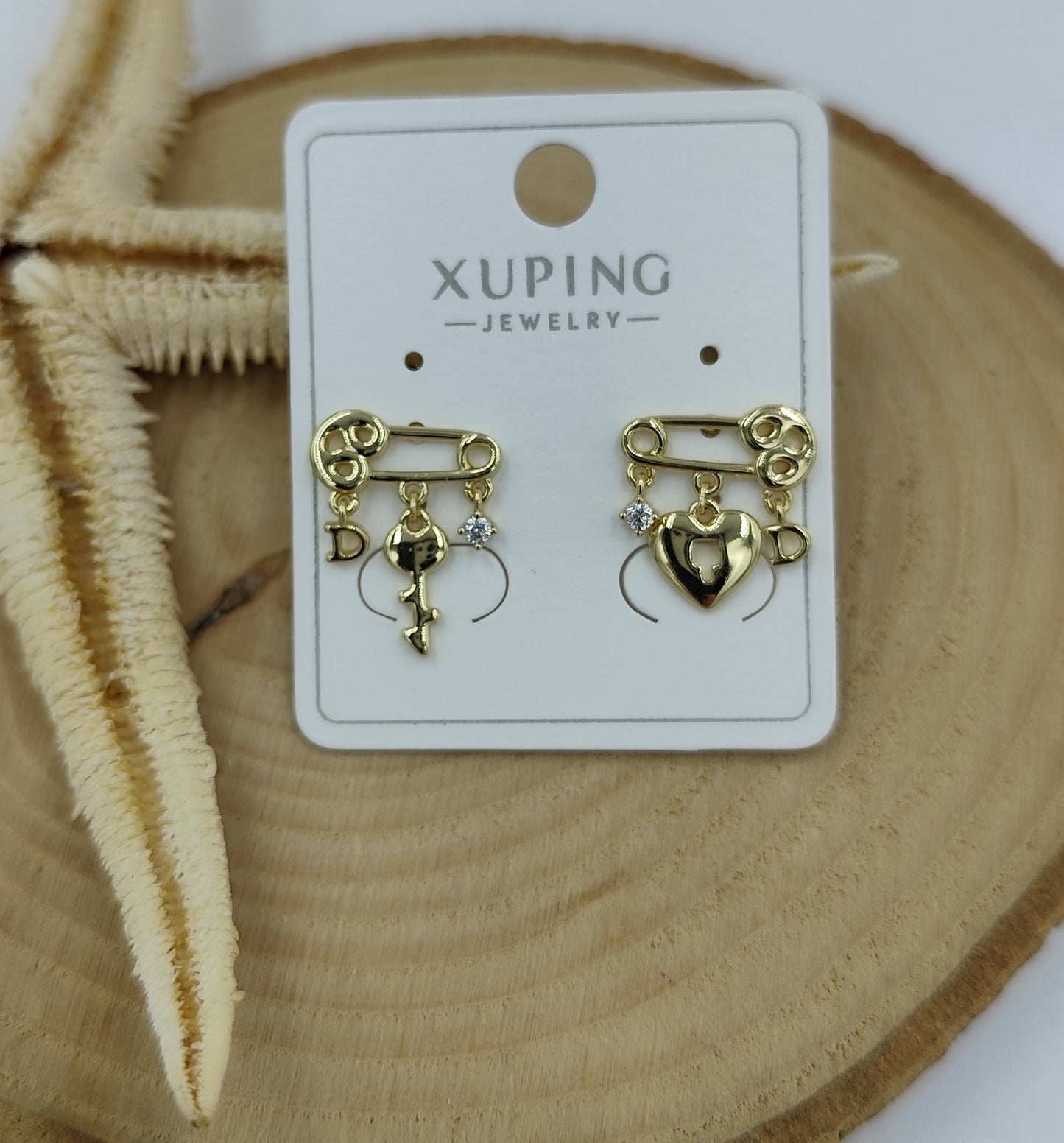 14 K Taş ve Harf Detaylı Küpe