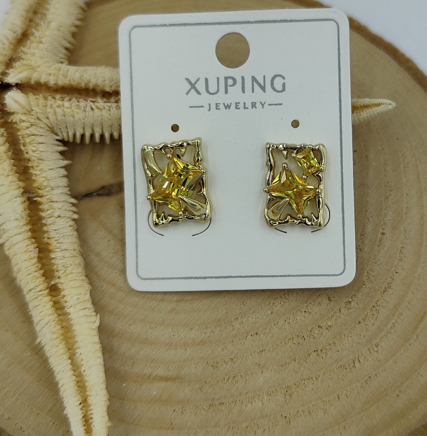 14 K Sarı Taş Detaylı Kare Küpe