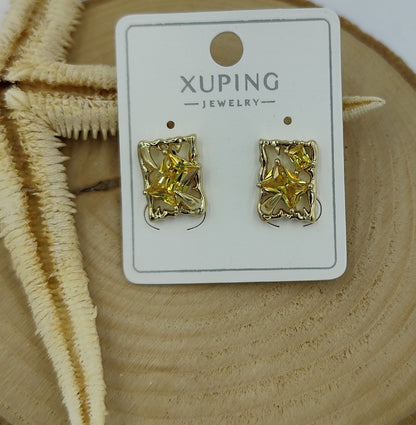 14 K Sarı Taş Detaylı Kare Küpe