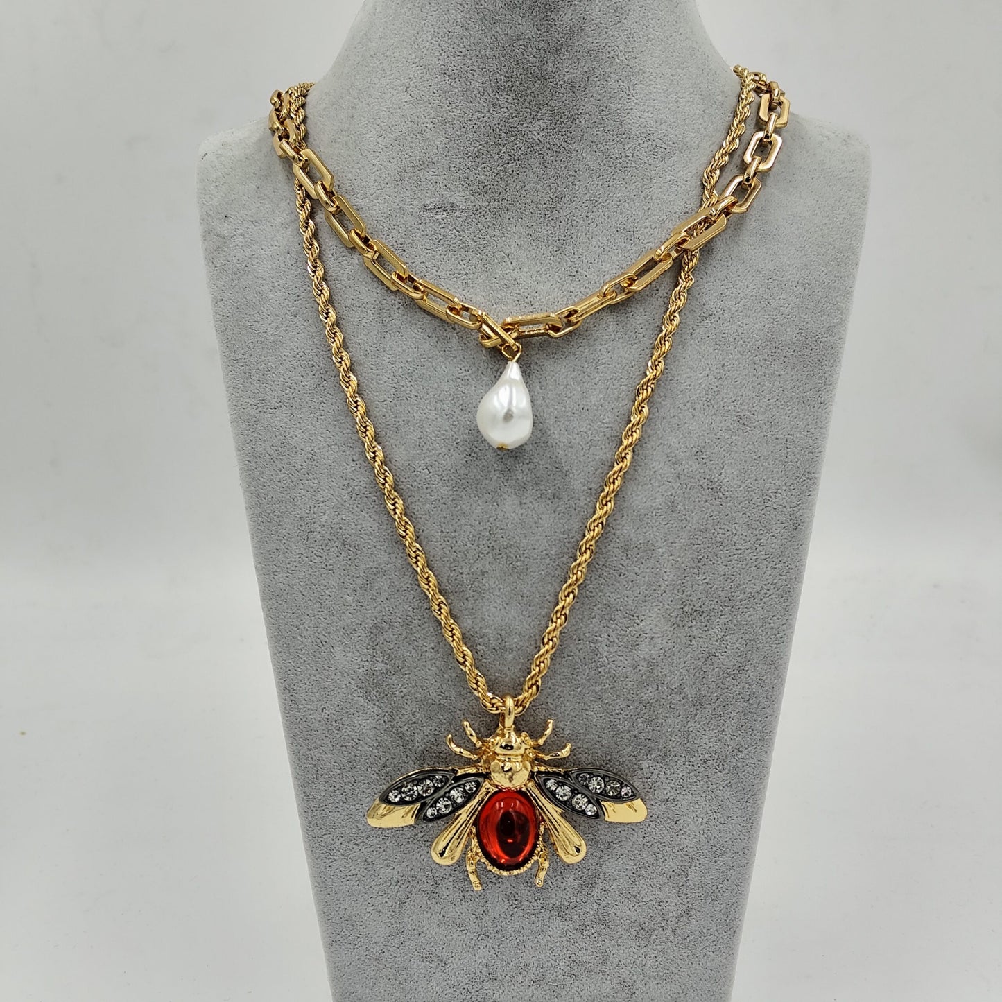 Arı Detaylı Gold Marka Model Kolye