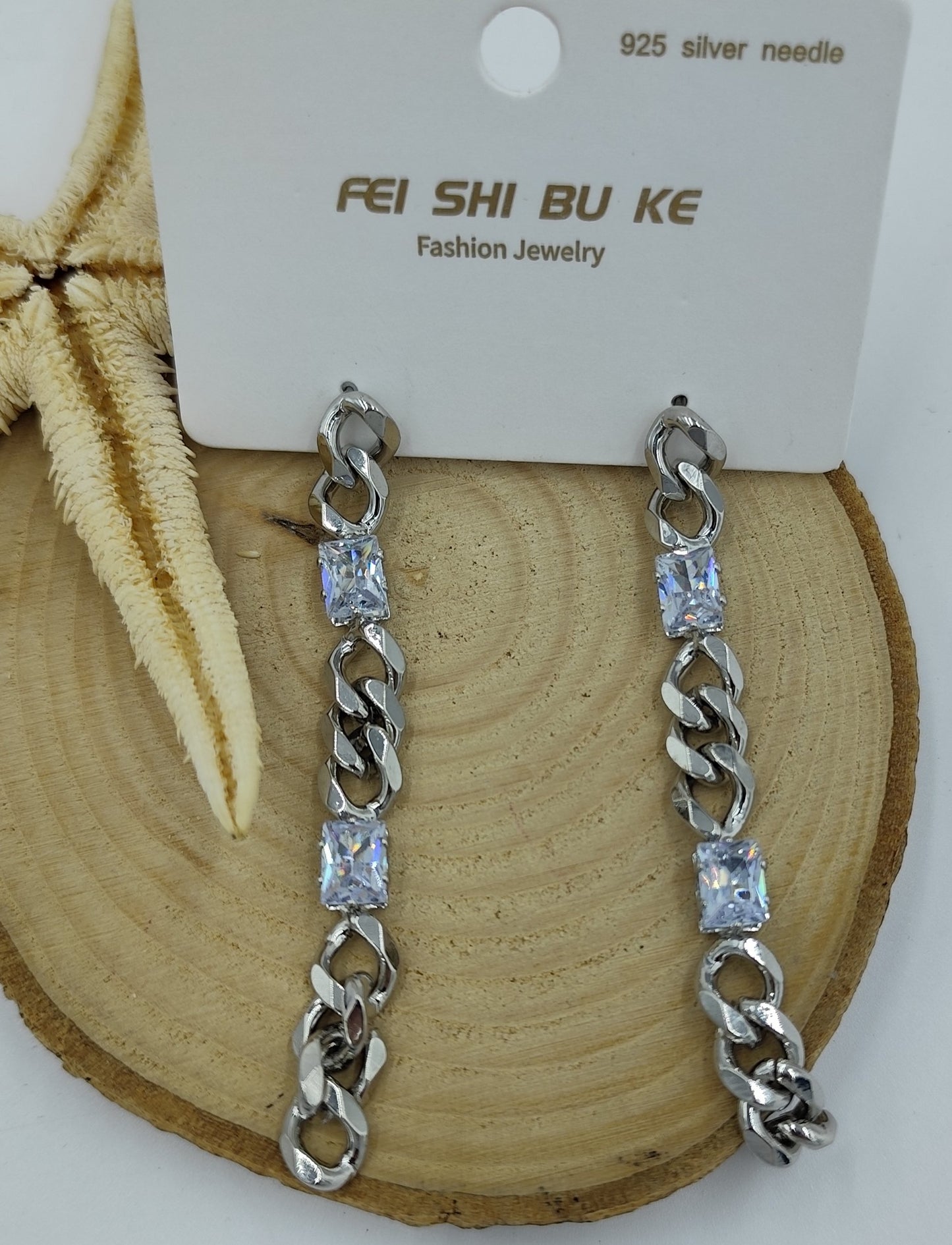 Taş Detaylı Küpe