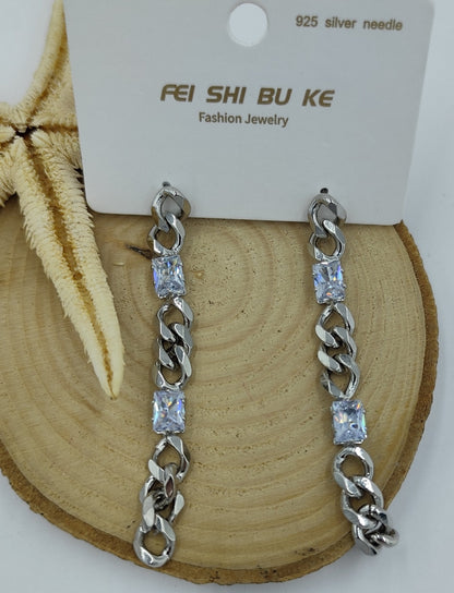 Taş Detaylı Küpe