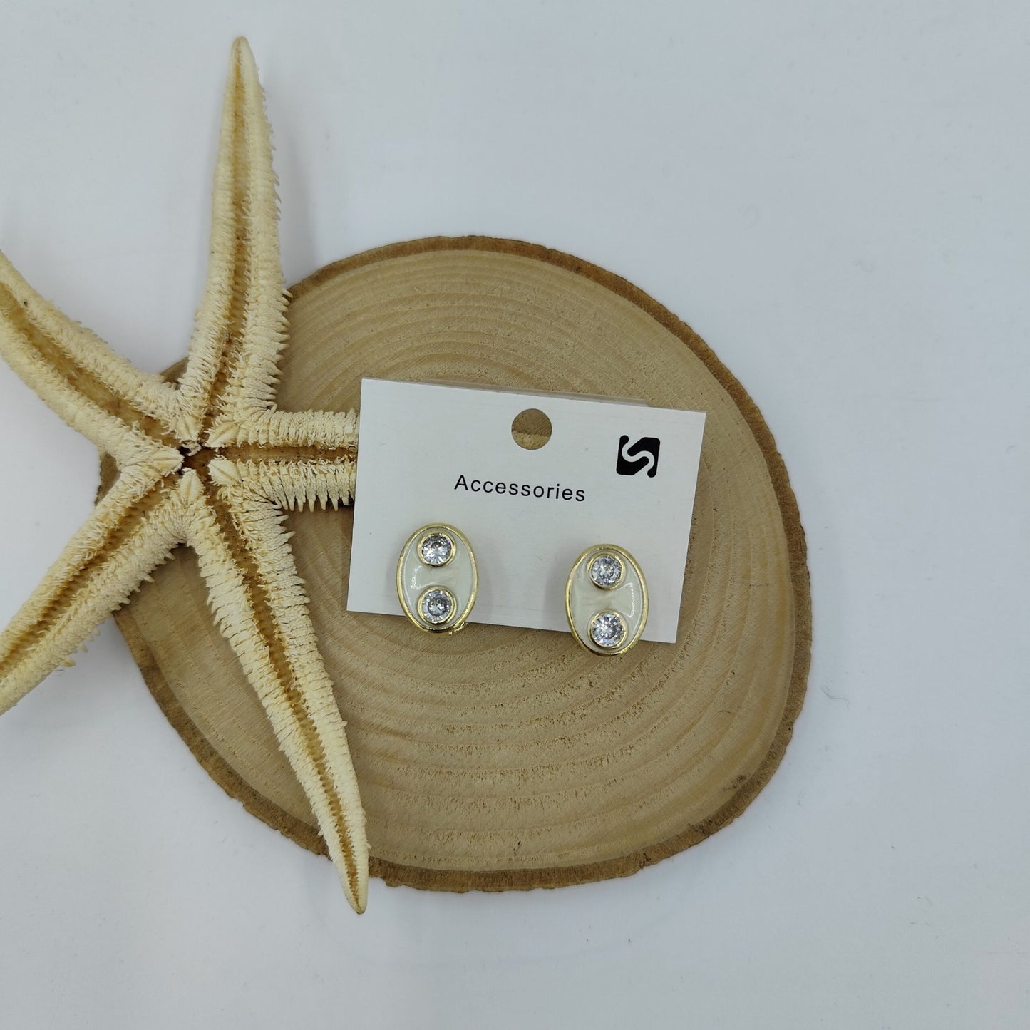 Taş Detaylı Krem Rengi Gold Küpe