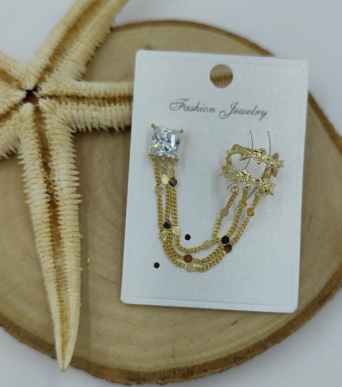 Taş ve Zincir Detaylı Kıkırdak Küpe Gold
