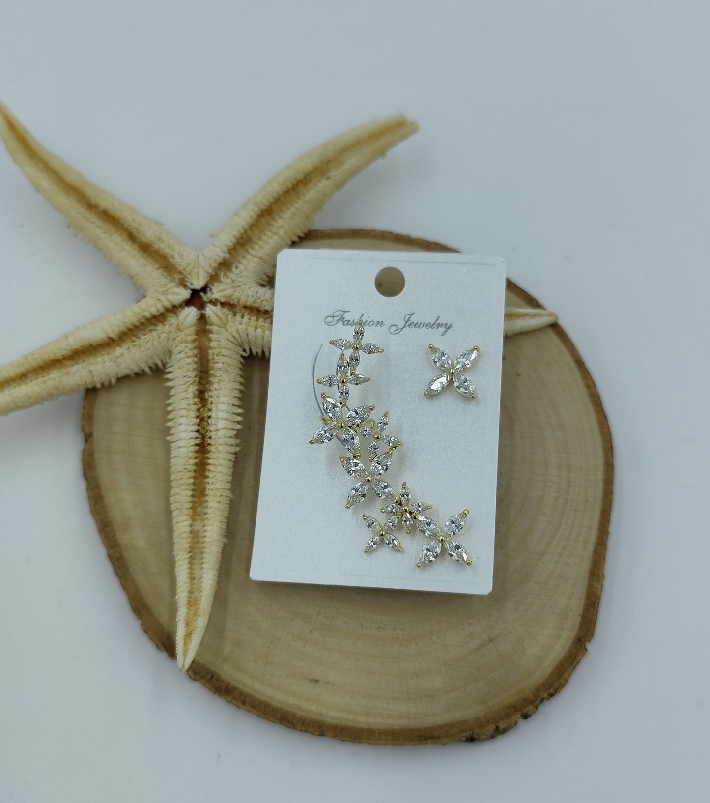Taş Detaylı Gold Çiçek Kıkırdak Küpe