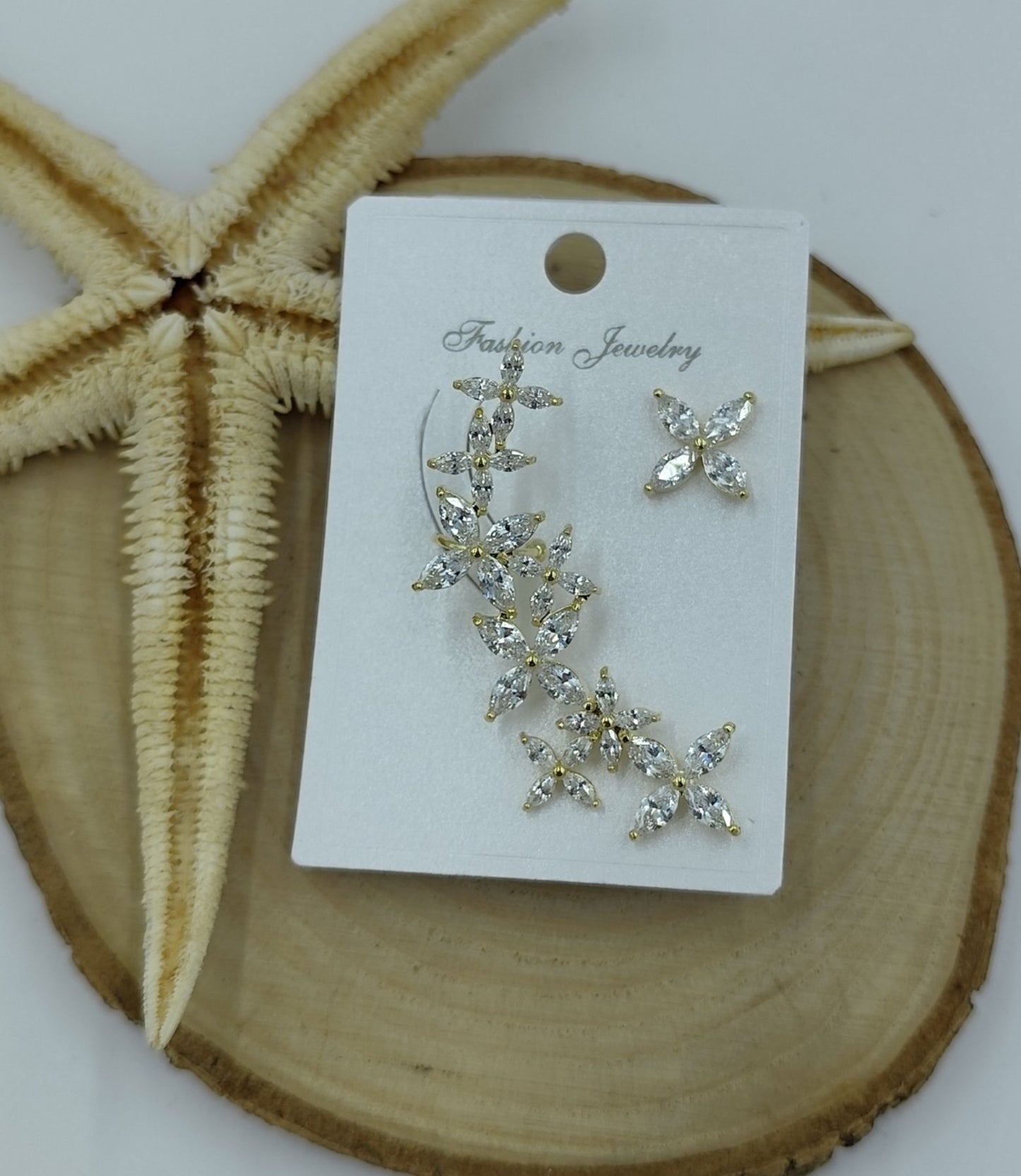 Taş Detaylı Gold Çiçek Kıkırdak Küpe