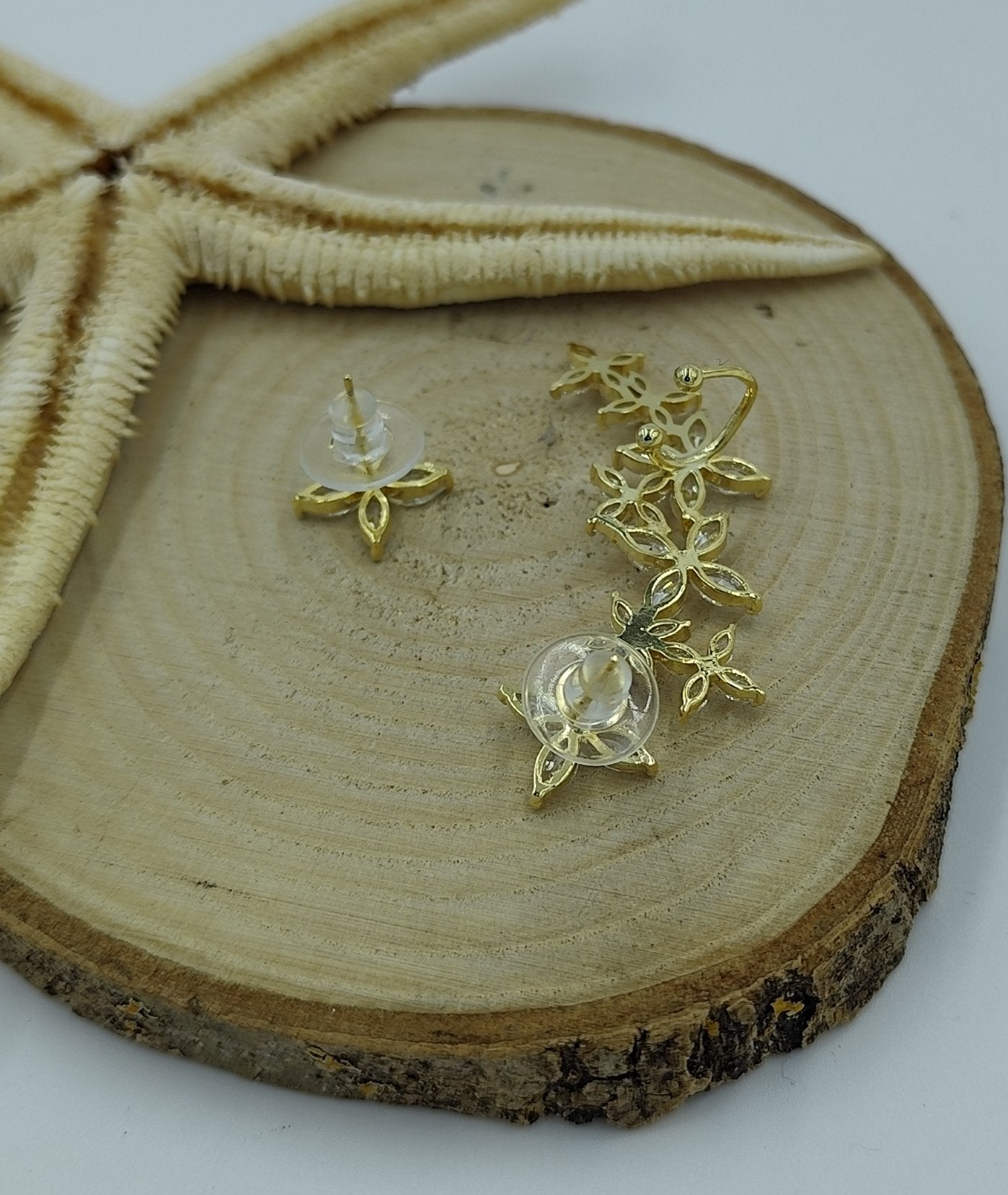 Taş Detaylı Gold Çiçek Kıkırdak Küpe