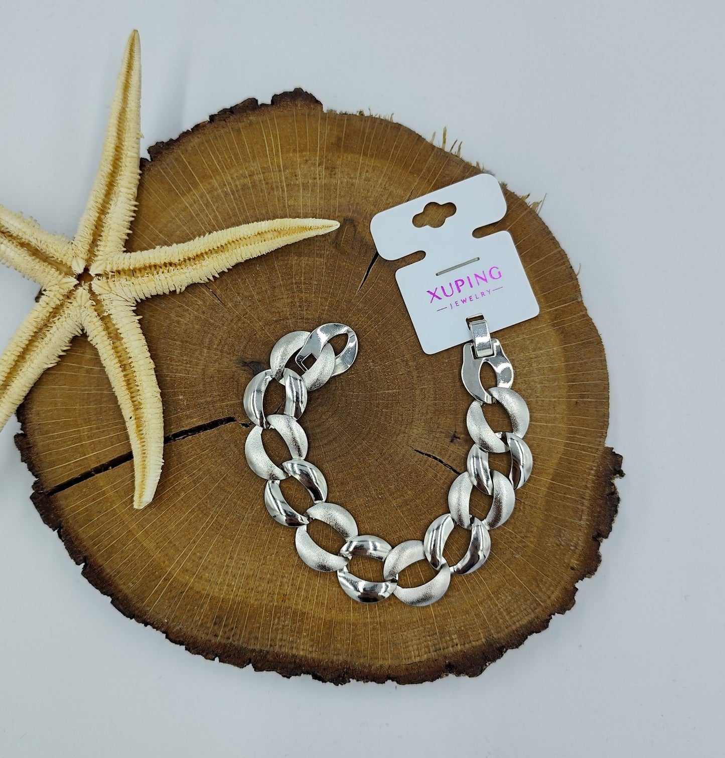 Yuvarlak Halkalarla İç İçe Geçmiş Gümüş Renkte Bileklik