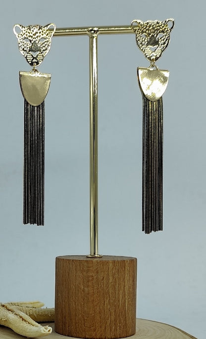 Aslan Figürlü Siyah Gold Sallantılı Küpe