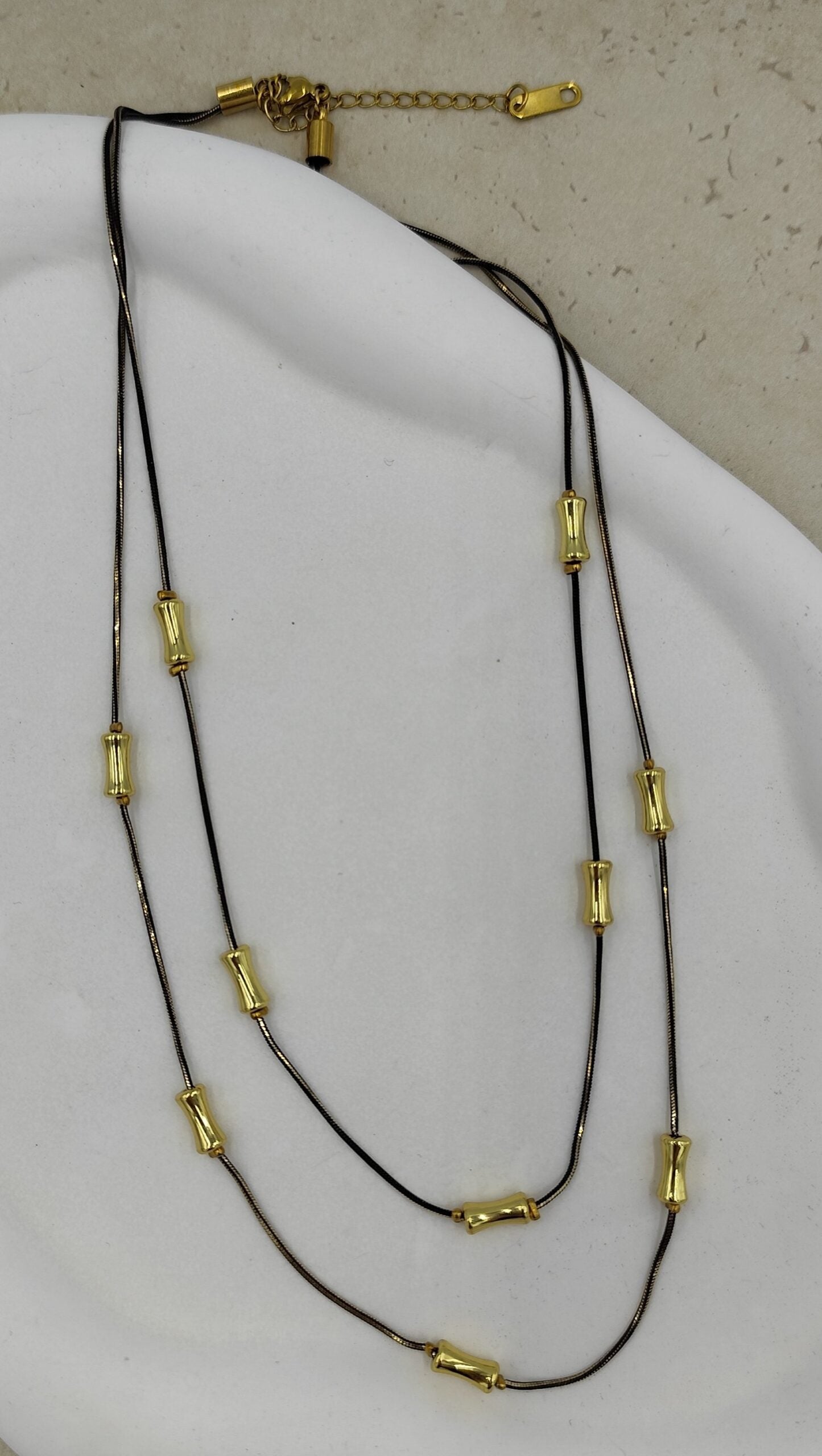 Parlak Siyah Zincirli Gold Detaylı Kolye