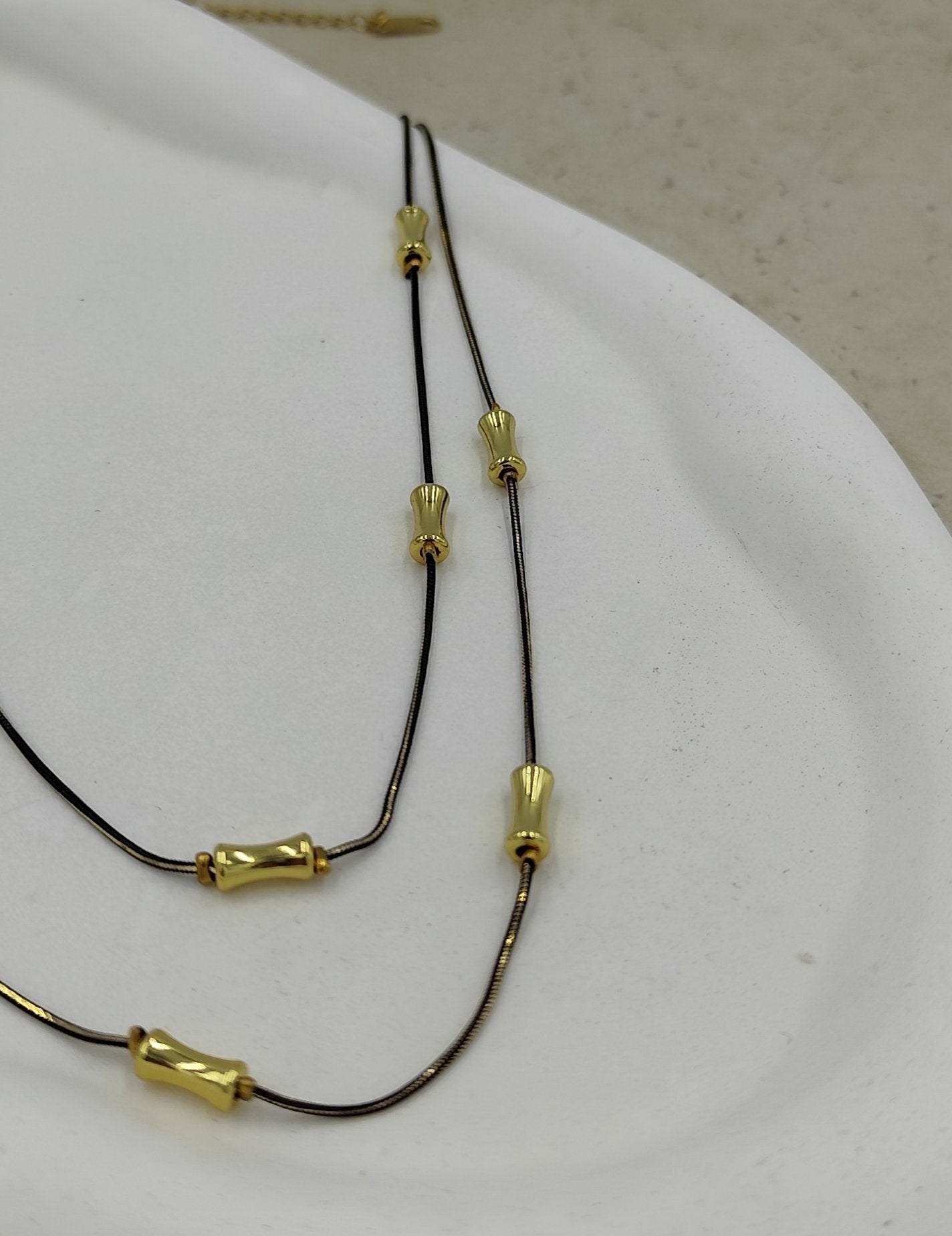 Parlak Siyah Zincirli Gold Detaylı Kolye