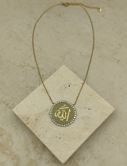 Çevresi Taşla Çevrili Gold Plaka Üstünde Allah Yazılı Çelik Kolye