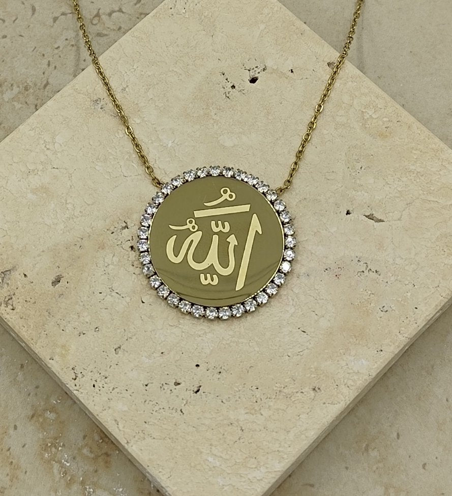 Çevresi Taşla Çevrili Gold Plaka Üstünde Allah Yazılı Çelik Kolye