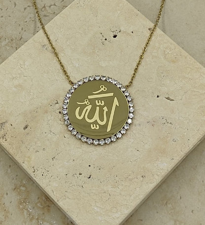 Çevresi Taşla Çevrili Gold Plaka Üstünde Allah Yazılı Çelik Kolye