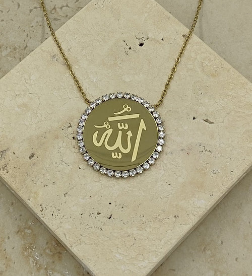 Çevresi Taşla Çevrili Gold Plaka Üstünde Allah Yazılı Çelik Kolye