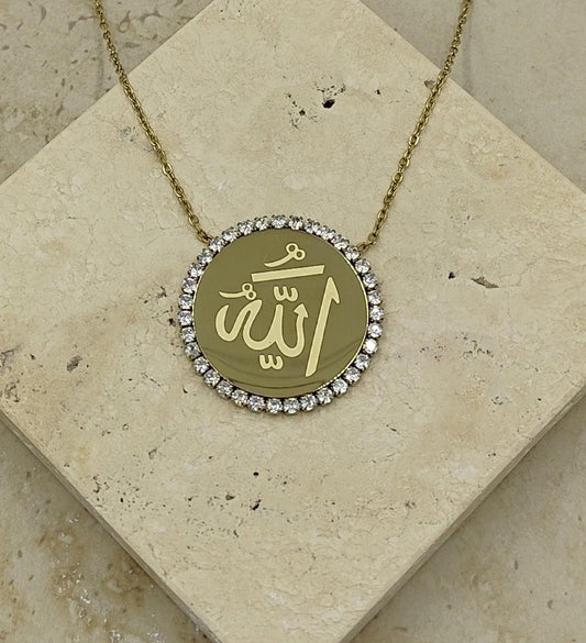 Çevresi Taşla Çevrili Gold Plaka Üstünde Allah Yazılı Çelik Kolye