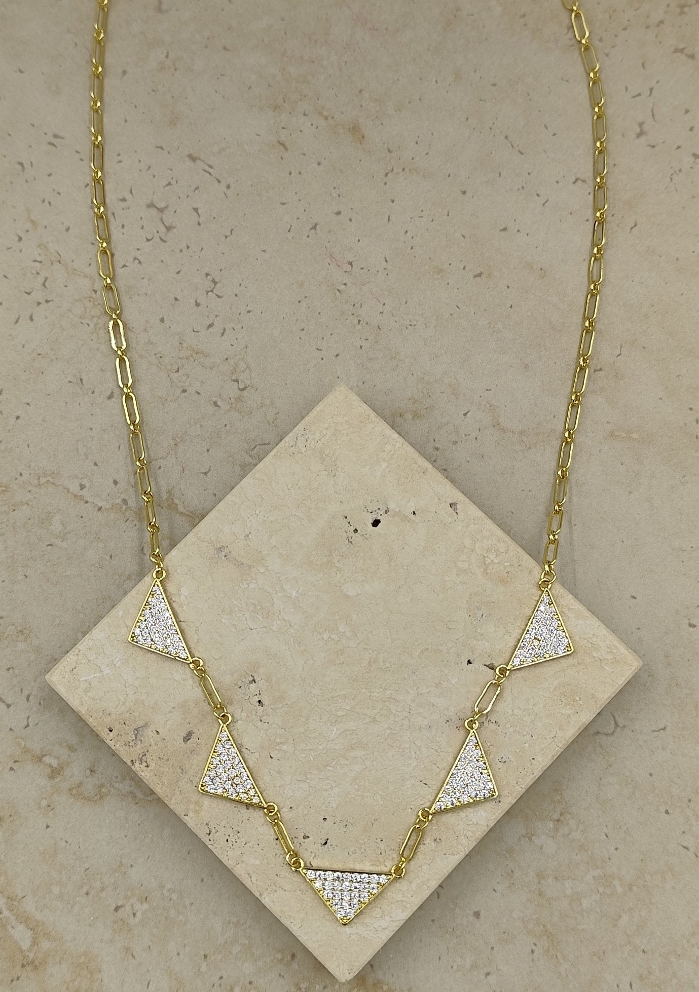 Üçgen Şeklinde Tsş Detaylı Gold Kolye