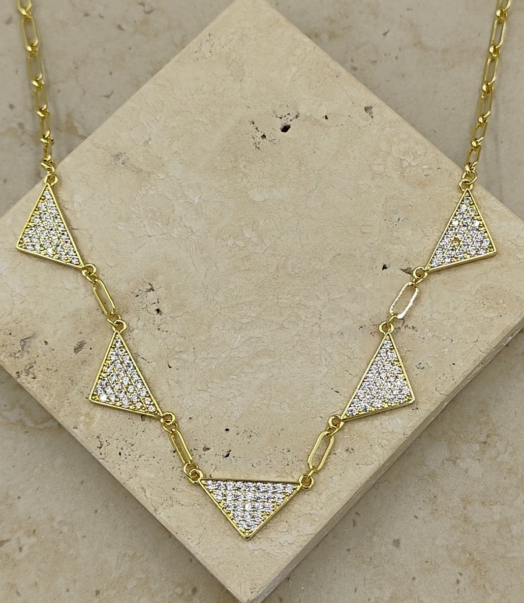 Üçgen Şeklinde Tsş Detaylı Gold Kolye