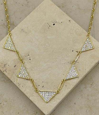 Üçgen Şeklinde Tsş Detaylı Gold Kolye