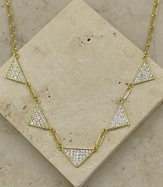 Üçgen Şeklinde Tsş Detaylı Gold Kolye