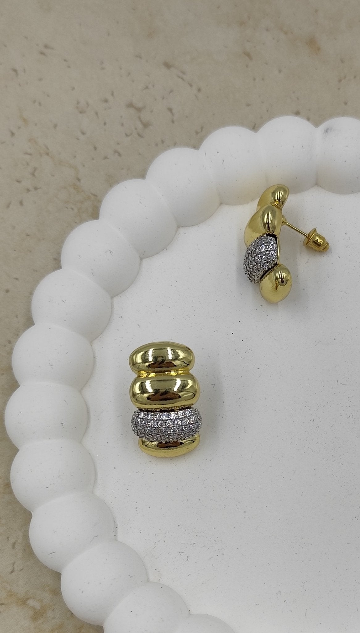 Taş Detaylı Gold Küpe