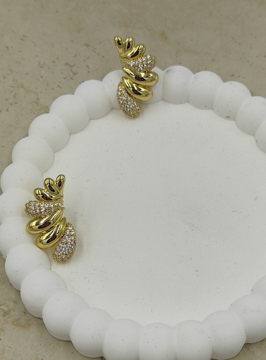 Taş Detaylı Sıralı Su Damlası Küpe Gold