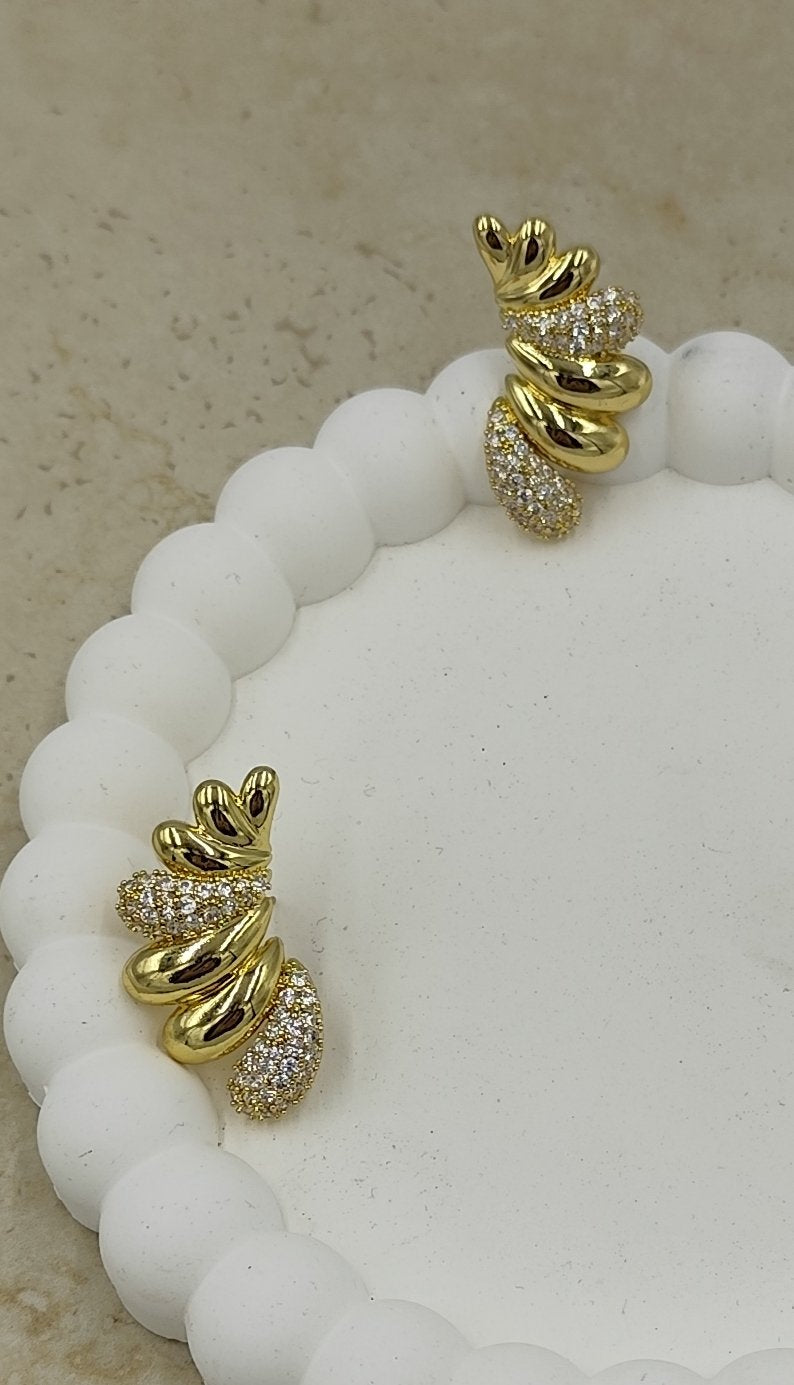 Taş Detaylı Sıralı Su Damlası Küpe Gold
