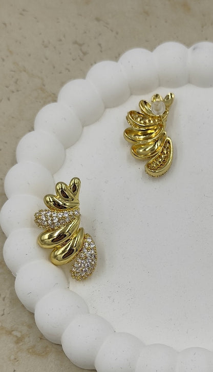Taş Detaylı Sıralı Su Damlası Küpe Gold