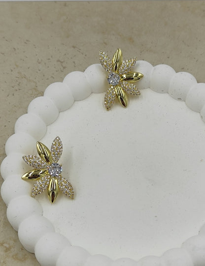 Taş Detaylı Çiçek Küpe Gold