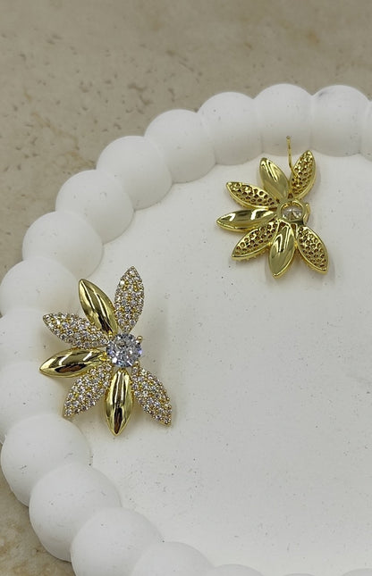 Taş Detaylı Çiçek Küpe Gold