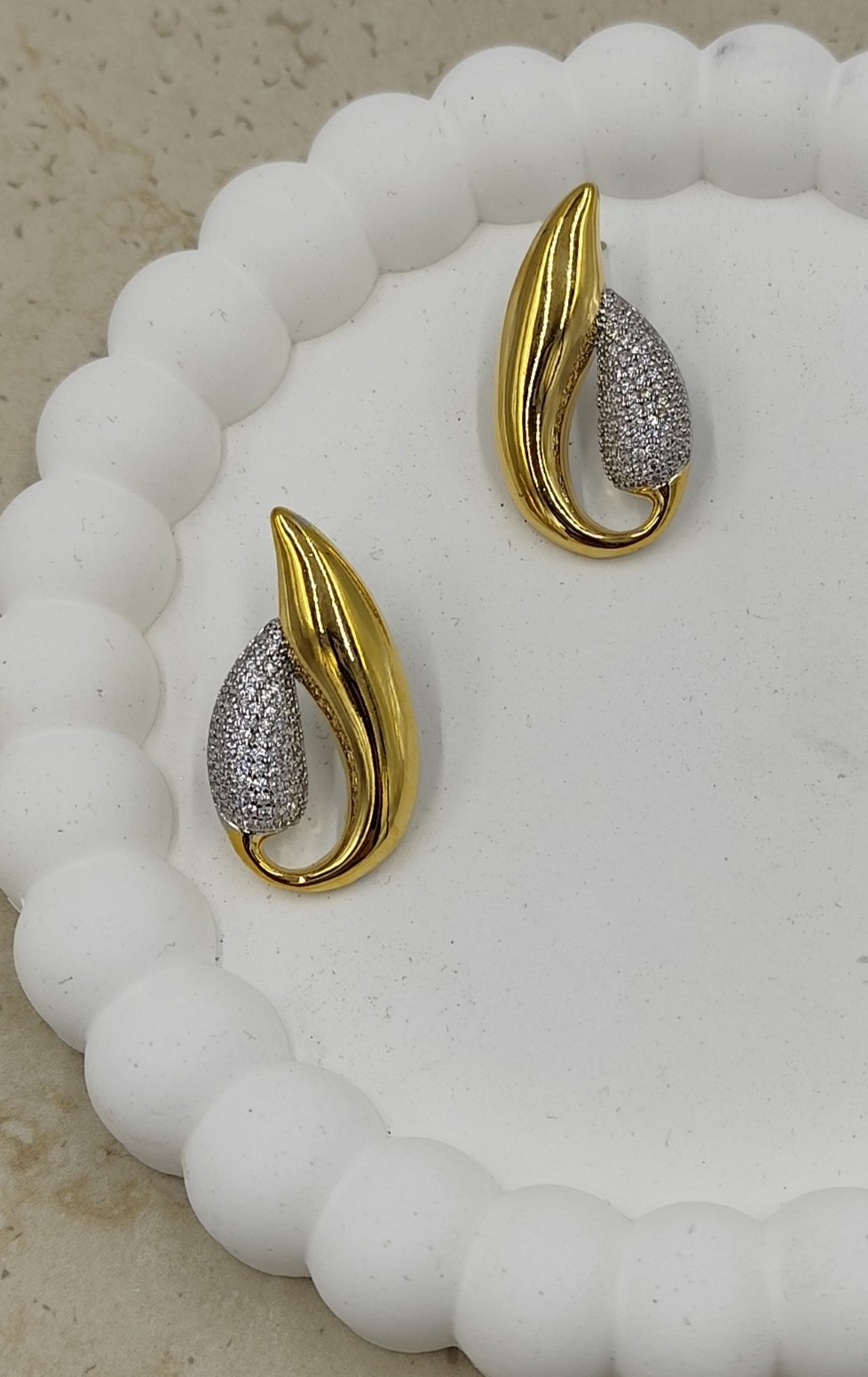 Taş Detaylı Gold Küpe