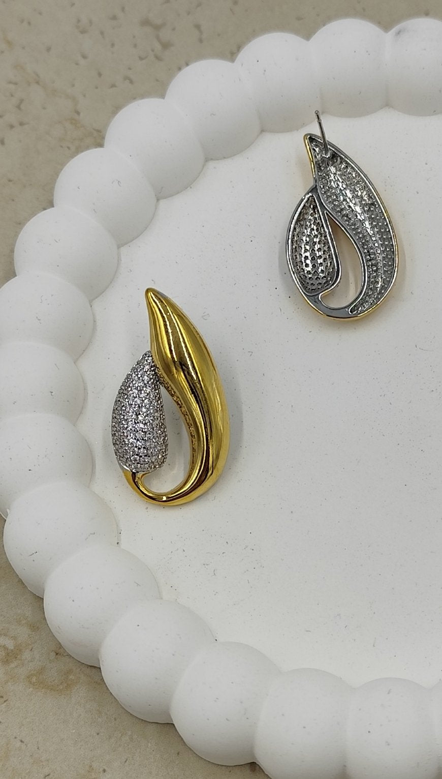 Taş Detaylı Gold Küpe