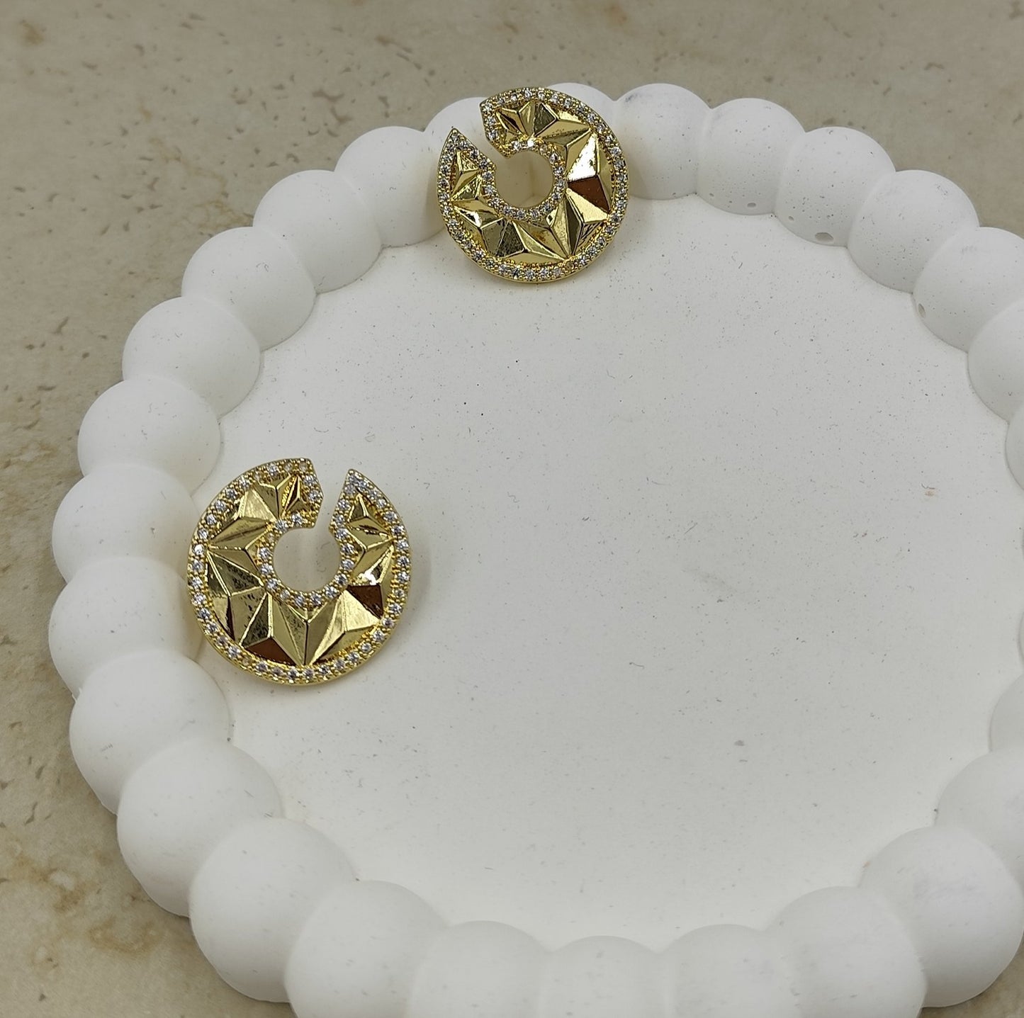Taş Detaylı Geometrik Desenli "C" Şeklinde Küpe Gold