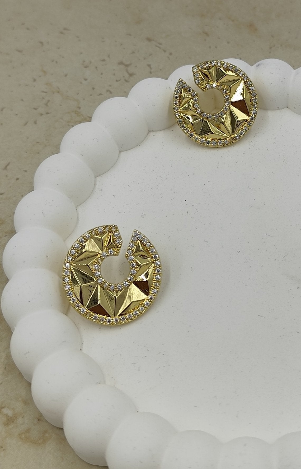 Taş Detaylı Geometrik Desenli "C" Şeklinde Küpe Gold
