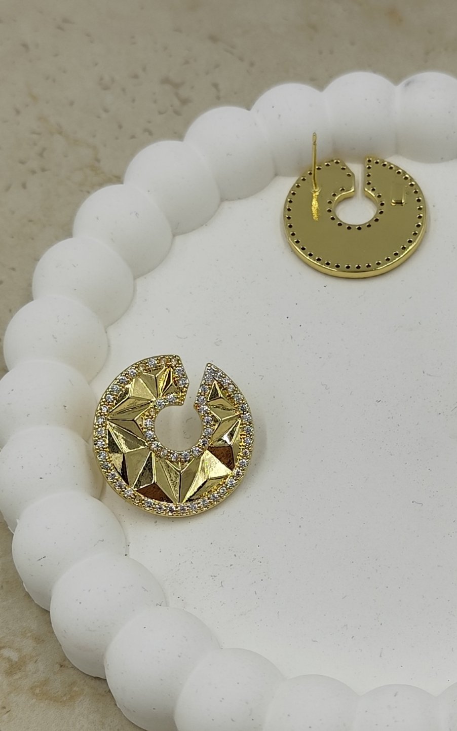 Taş Detaylı Geometrik Desenli "C" Şeklinde Küpe Gold