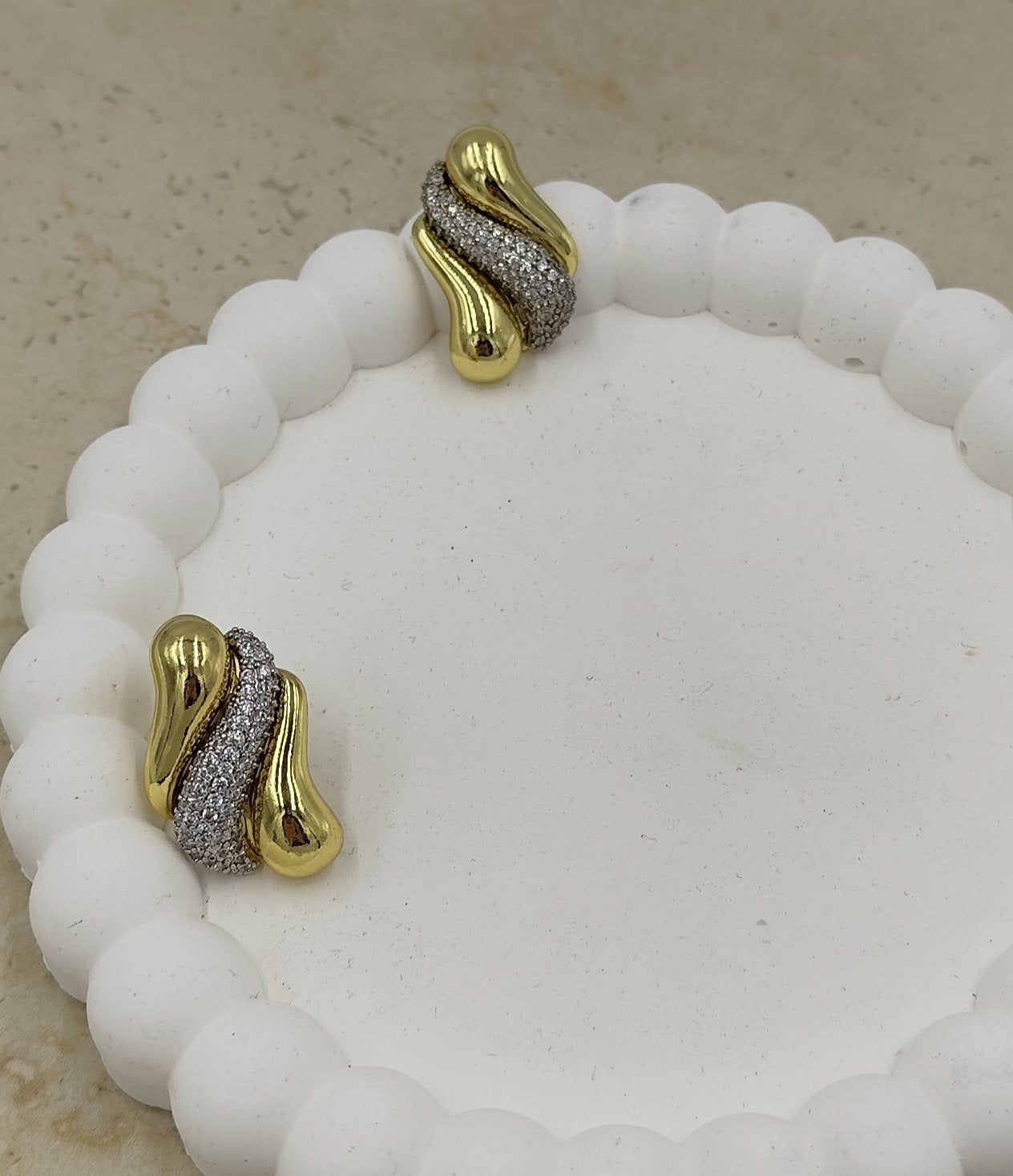 Taş Detaylı Su Damlası Figürlü Küpe Gold