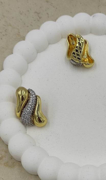 Taş Detaylı Su Damlası Figürlü Küpe Gold